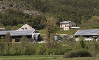 Mutation du bâti agricole du fait de toitures photovoltaïques à maitriser (Selonnet)