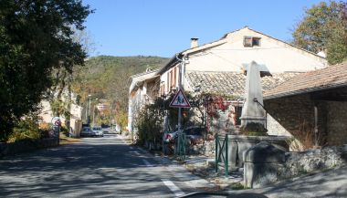 Village traditionnel en fond de vallée, lavoir et fontaine en premier plan (Noyer-sur-Jabron)