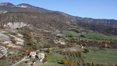 Ferme ancienne, maillage de haies et polycultures (St-Vincent-sur-Jabron)