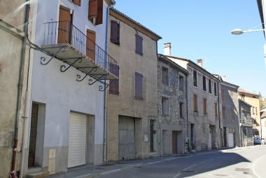Beaucoup de logements fermés et non restaurés en centre ancien (Barrème)